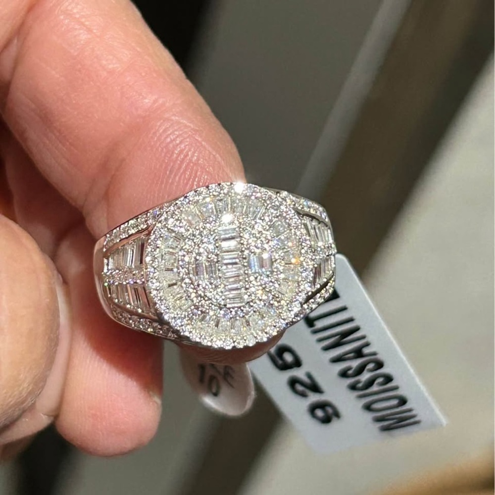 Men’s size 10 Beautiful 925 Sterling Silver Moissanite Ring.